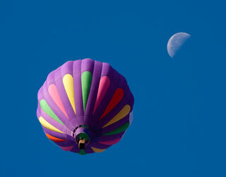 Hot_air_balloon_and_moon.jpg