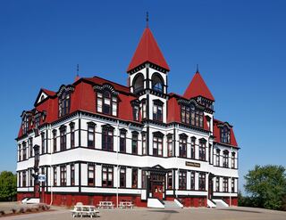 Lunenburg_-_NS_-_Lunenburg_Academy_edit.jpg
