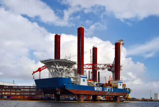 Wind_Lift_I,_Emder_Hafen_WhiteBalanced.jpg